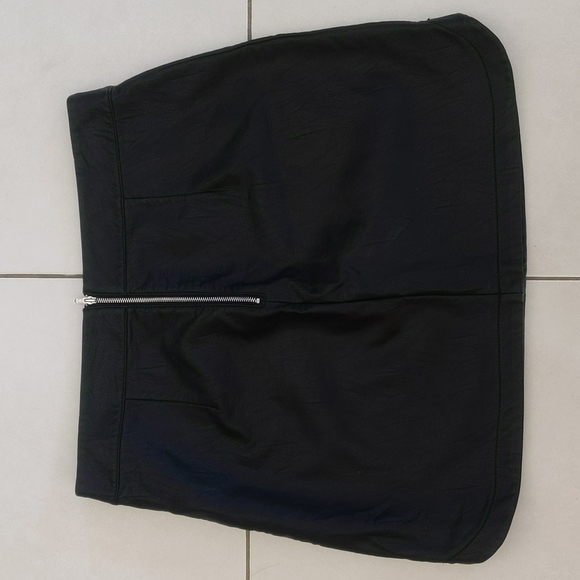 Faux leather Sportsgirl skirt - Picture 3 of 4